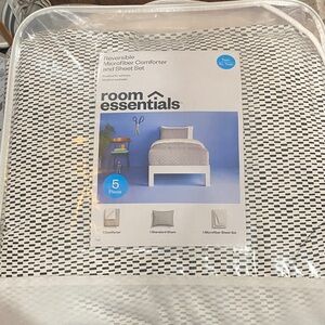 Room Essentials Reversible Comforter Set - Black and White